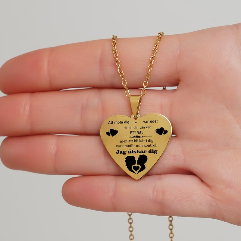 Kärlek styr världen - Graverat hjärthänge för en älskad