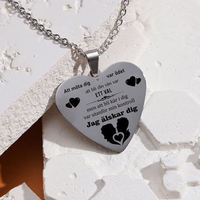 Kärlek styr världen - Graverat hjärthänge för en älskad